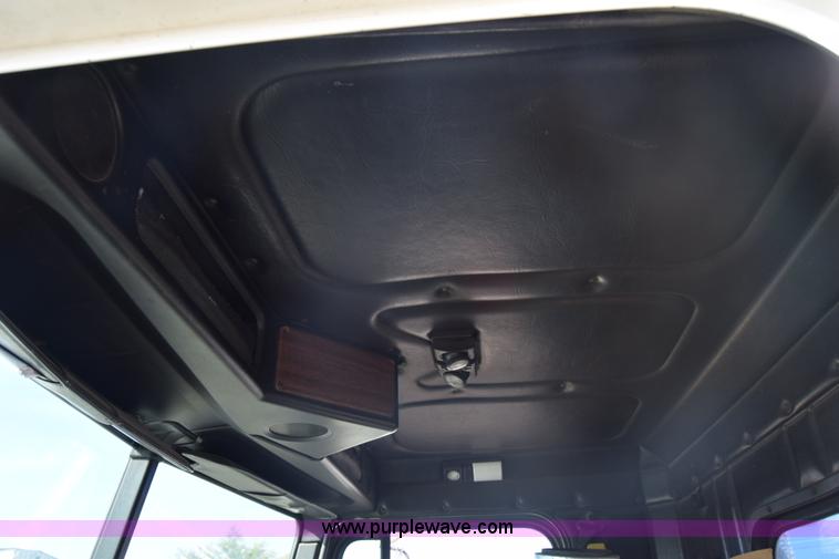 image for item K1189 2002 Freightliner FLD120 semi truck