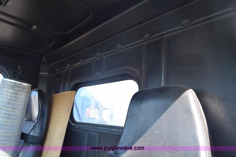 image for item K1189 2002 Freightliner FLD120 semi truck