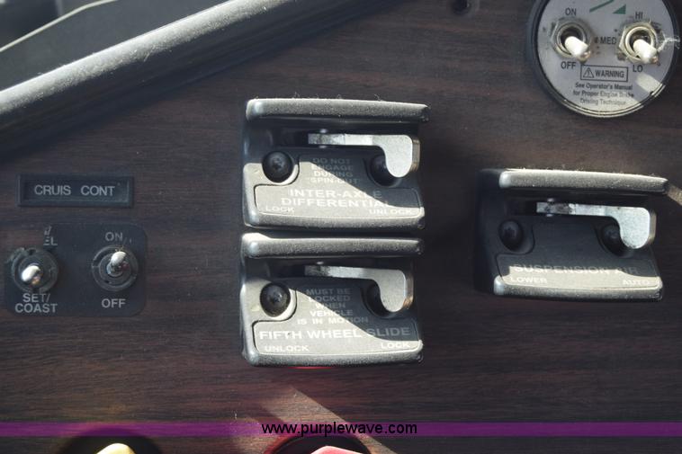 image for item K1189 2002 Freightliner FLD120 semi truck