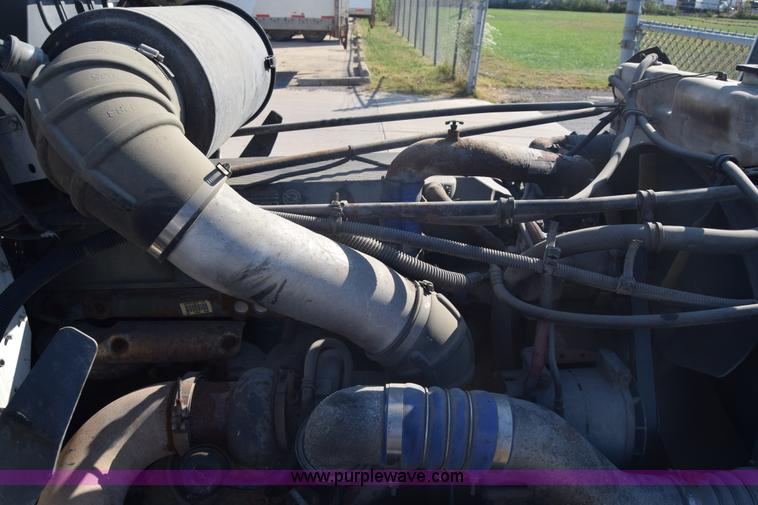 image for item K1189 2002 Freightliner FLD120 semi truck