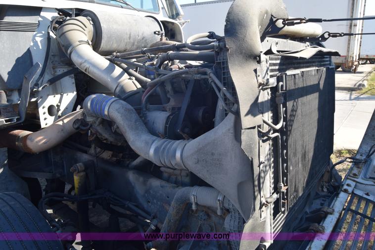 image for item K1189 2002 Freightliner FLD120 semi truck