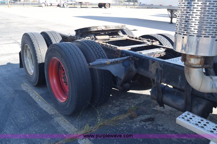 image for item K1189 2002 Freightliner FLD120 semi truck