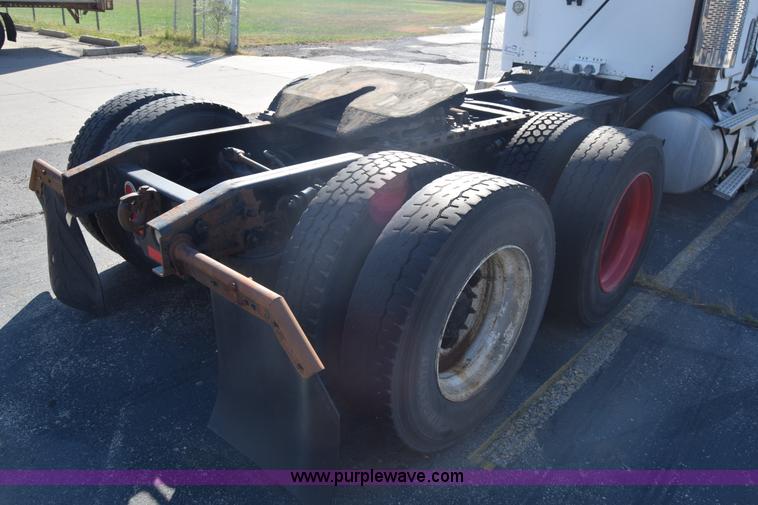 image for item K1189 2002 Freightliner FLD120 semi truck