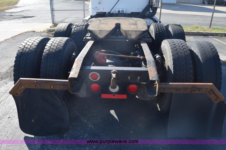 image for item K1189 2002 Freightliner FLD120 semi truck