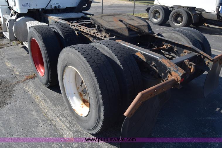 image for item K1189 2002 Freightliner FLD120 semi truck