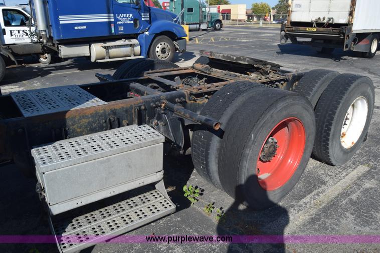 image for item K1189 2002 Freightliner FLD120 semi truck