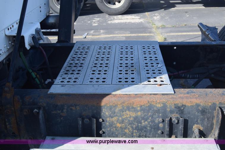 image for item K1189 2002 Freightliner FLD120 semi truck