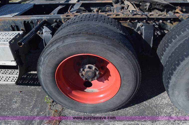 image for item K1189 2002 Freightliner FLD120 semi truck