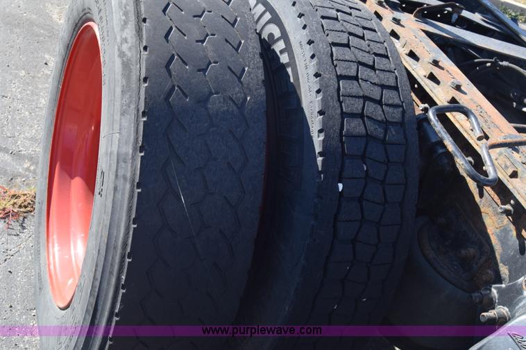 image for item K1189 2002 Freightliner FLD120 semi truck