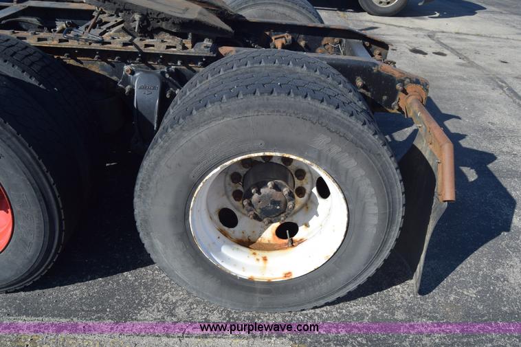 image for item K1189 2002 Freightliner FLD120 semi truck