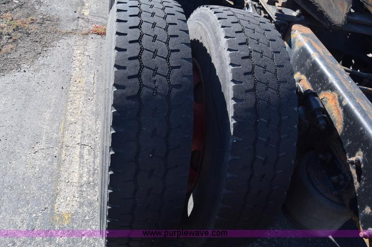 image for item K1189 2002 Freightliner FLD120 semi truck