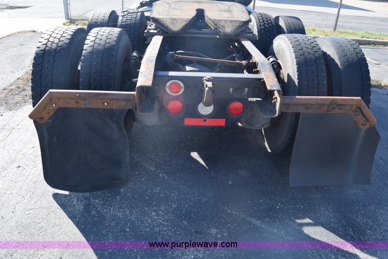 image for item K1189 2002 Freightliner FLD120 semi truck