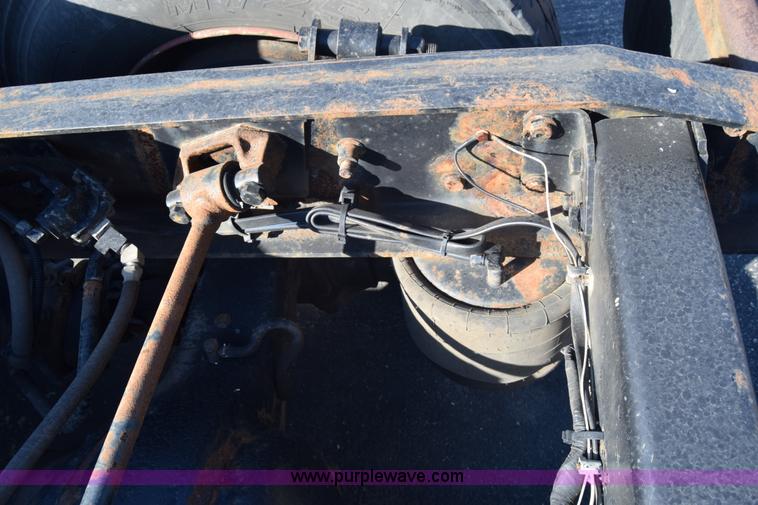 image for item K1189 2002 Freightliner FLD120 semi truck