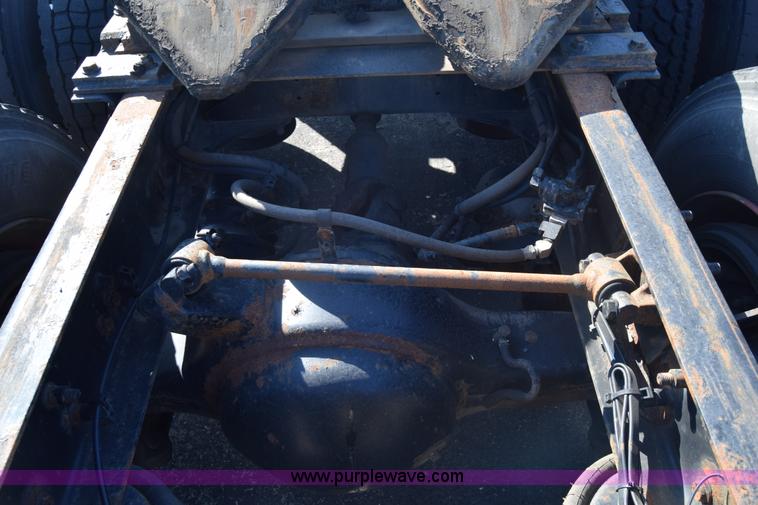 image for item K1189 2002 Freightliner FLD120 semi truck