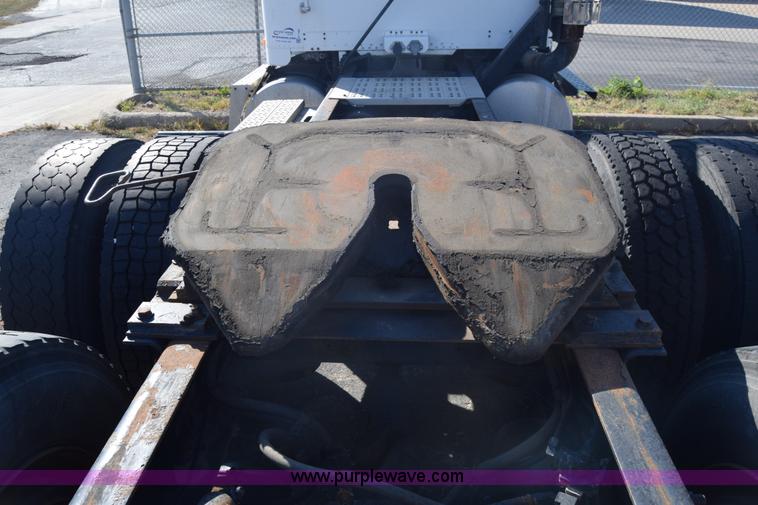 image for item K1189 2002 Freightliner FLD120 semi truck