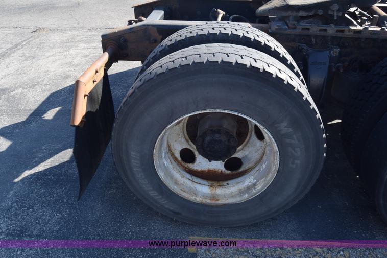 image for item K1189 2002 Freightliner FLD120 semi truck