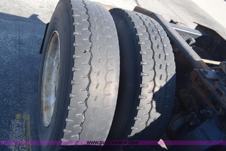 image for item K1189 2002 Freightliner FLD120 semi truck