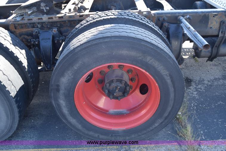 image for item K1189 2002 Freightliner FLD120 semi truck