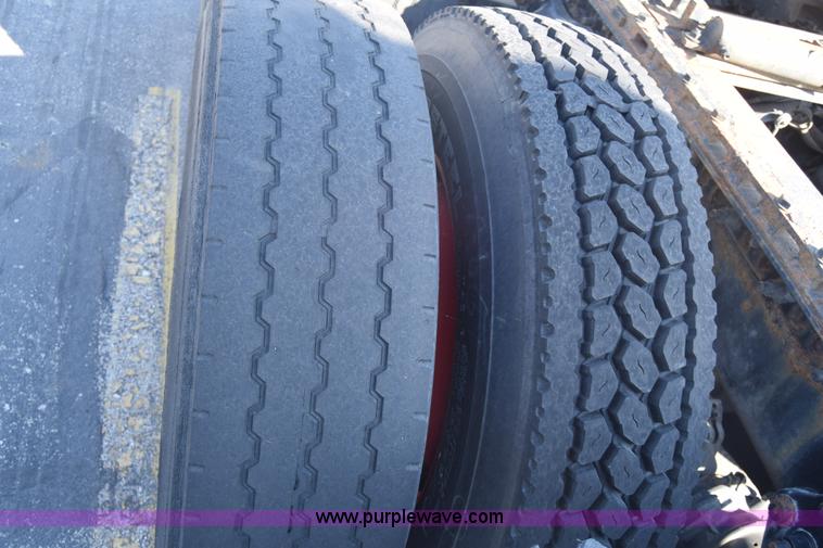 image for item K1189 2002 Freightliner FLD120 semi truck