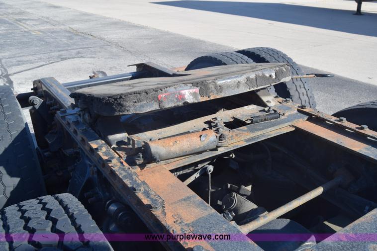 image for item K1189 2002 Freightliner FLD120 semi truck