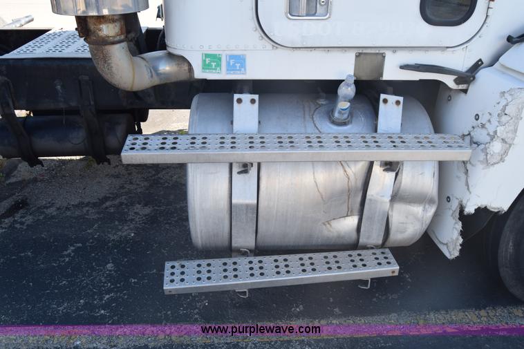 image for item K1189 2002 Freightliner FLD120 semi truck