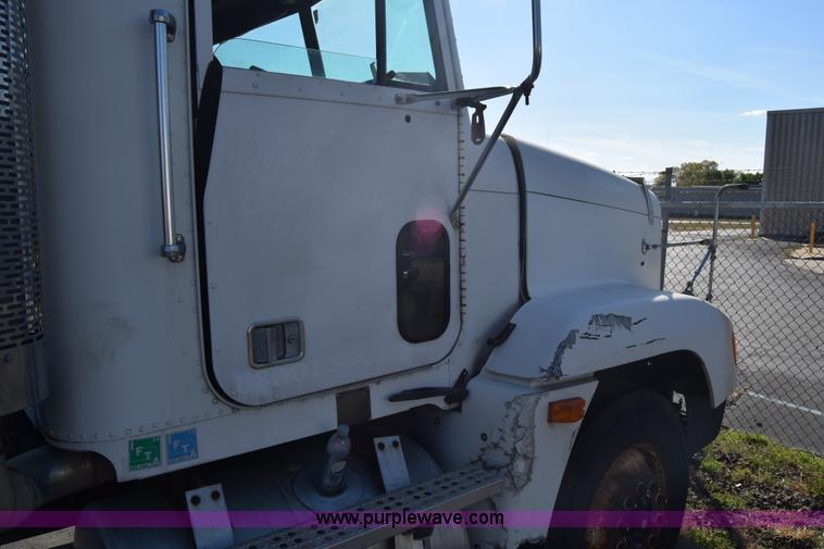 image for item K1189 2002 Freightliner FLD120 semi truck