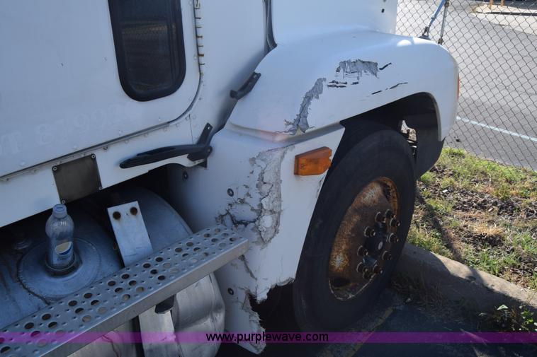 image for item K1189 2002 Freightliner FLD120 semi truck