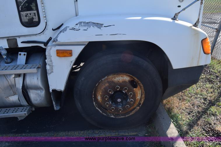 image for item K1189 2002 Freightliner FLD120 semi truck