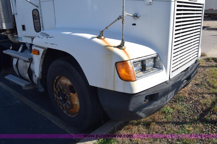 image for item K1189 2002 Freightliner FLD120 semi truck