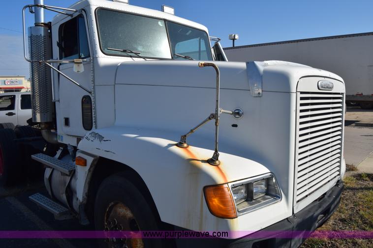 image for item K1189 2002 Freightliner FLD120 semi truck