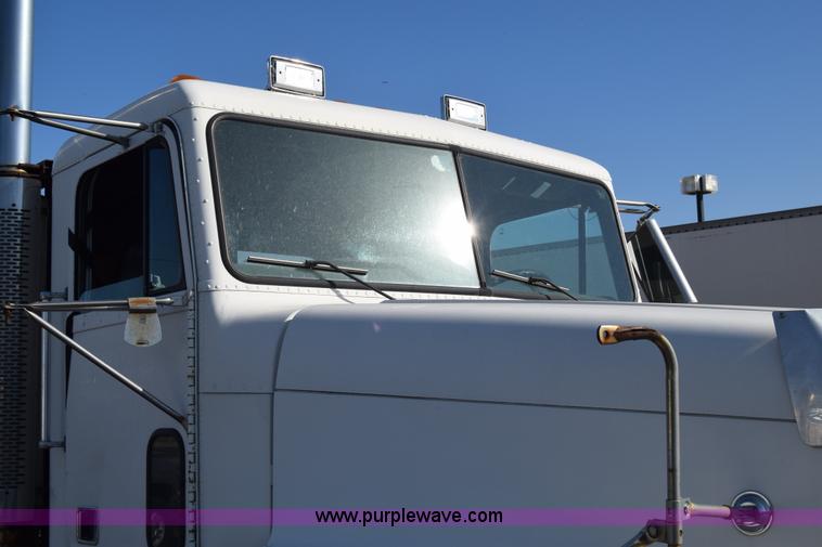 image for item K1189 2002 Freightliner FLD120 semi truck