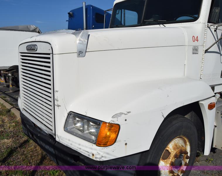 image for item K1189 2002 Freightliner FLD120 semi truck