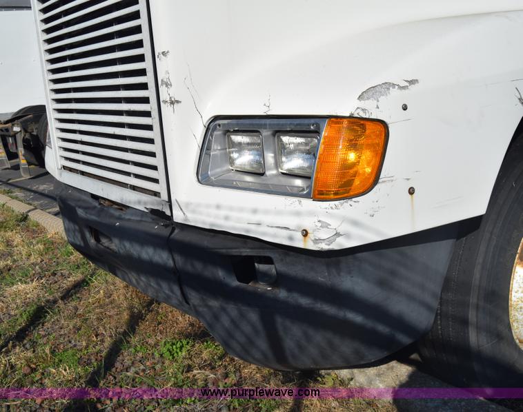 image for item K1189 2002 Freightliner FLD120 semi truck