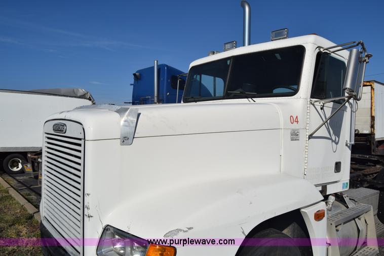 image for item K1189 2002 Freightliner FLD120 semi truck