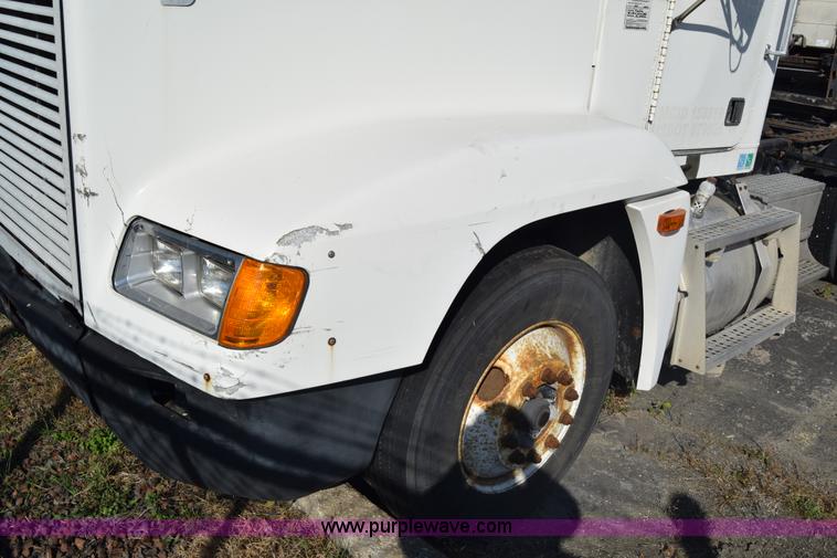 image for item K1189 2002 Freightliner FLD120 semi truck