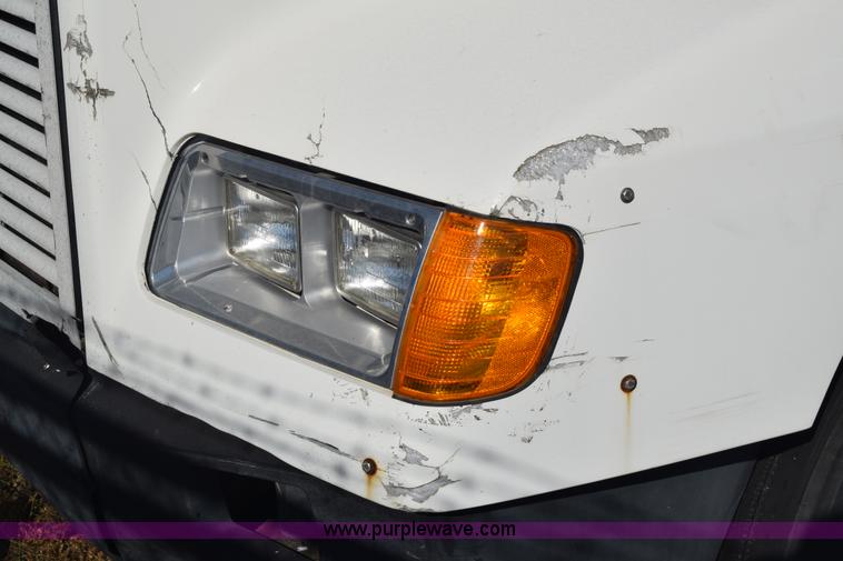 image for item K1189 2002 Freightliner FLD120 semi truck