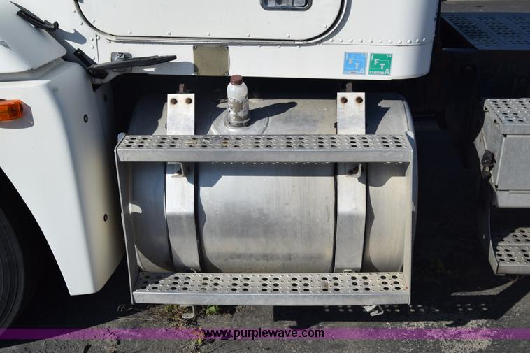 image for item K1189 2002 Freightliner FLD120 semi truck