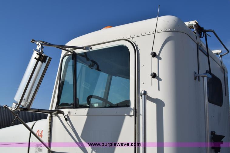 image for item K1189 2002 Freightliner FLD120 semi truck