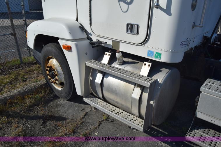 image for item K1189 2002 Freightliner FLD120 semi truck