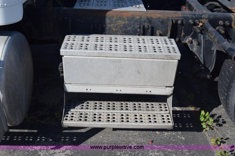 image for item K1189 2002 Freightliner FLD120 semi truck