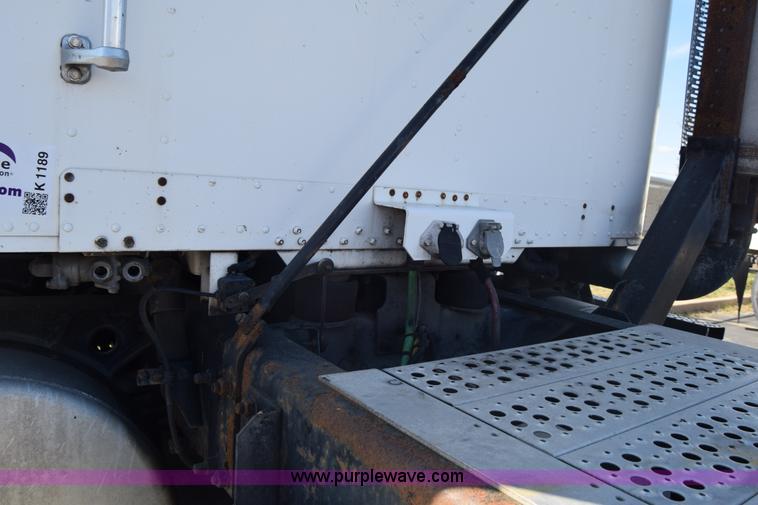 image for item K1189 2002 Freightliner FLD120 semi truck