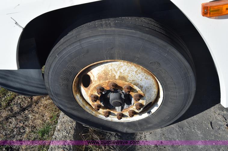 image for item K1189 2002 Freightliner FLD120 semi truck