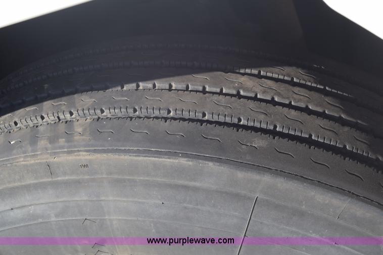 image for item K1189 2002 Freightliner FLD120 semi truck