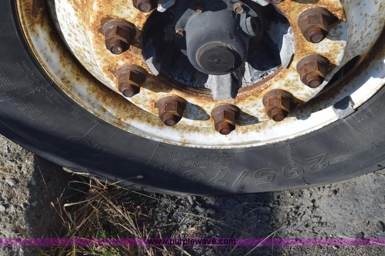 image for item K1189 2002 Freightliner FLD120 semi truck