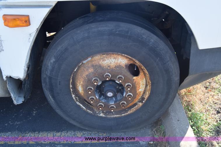 image for item K1189 2002 Freightliner FLD120 semi truck