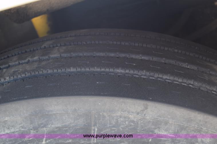 image for item K1189 2002 Freightliner FLD120 semi truck