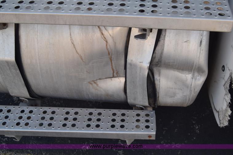 image for item K1189 2002 Freightliner FLD120 semi truck