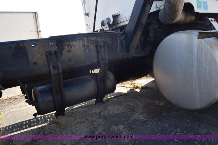 image for item K1189 2002 Freightliner FLD120 semi truck