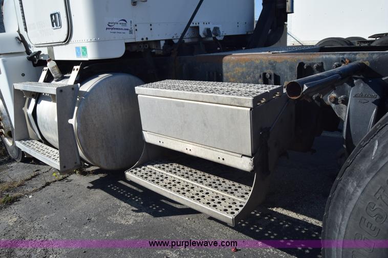 image for item K1189 2002 Freightliner FLD120 semi truck