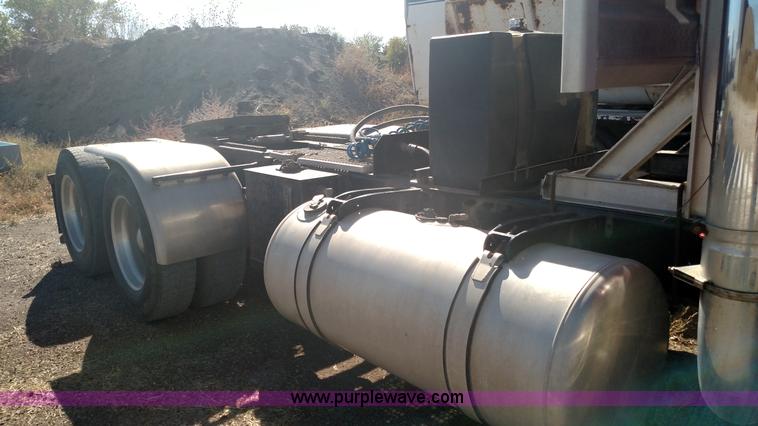 image for item K1235 1996 Peterbilt 379 semi truck